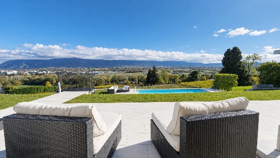 Terrasse avec piscine et vue sur le lac — bien à vendre